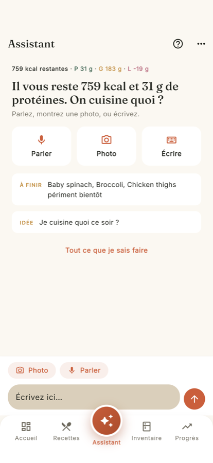 L’assistant, prêt pour un repas, une photo ou une question